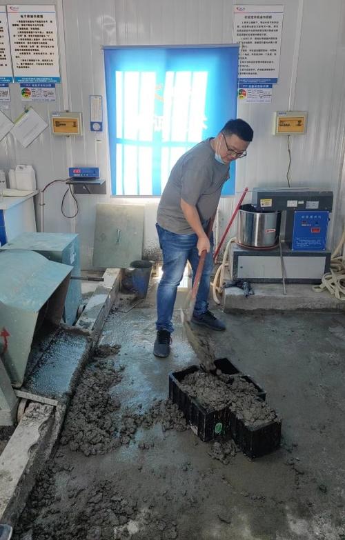 六安段全线首件预制箱梁顺利浇筑完成，路基新材料应用取得突破