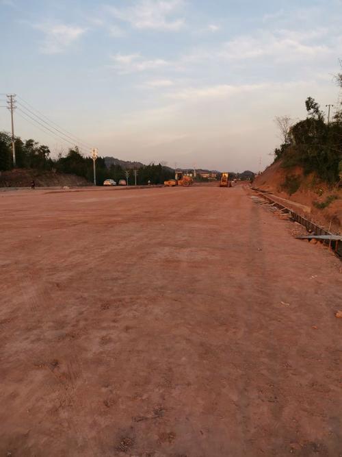 县城至清水湖旅游公路开工，新材料助力路基平整启新程